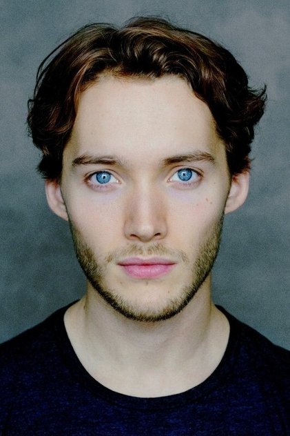 Toby Regbo 역 Samuel Cope