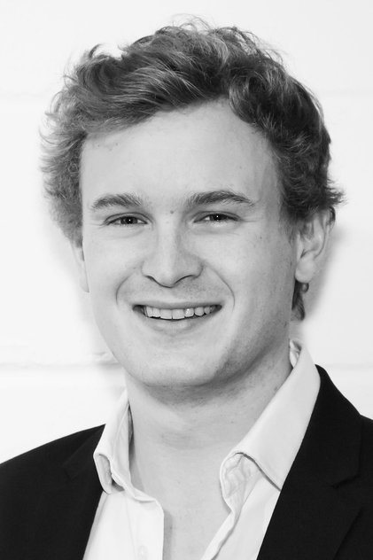 Max Pirkis como Midshipman Blakeney