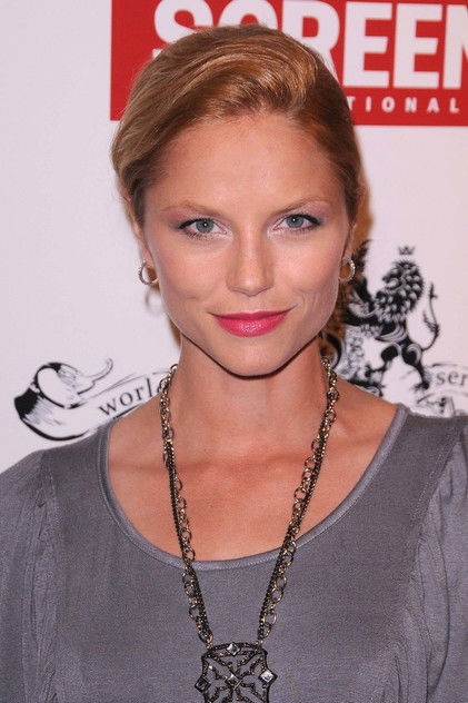 Ellen Hollman como Dana