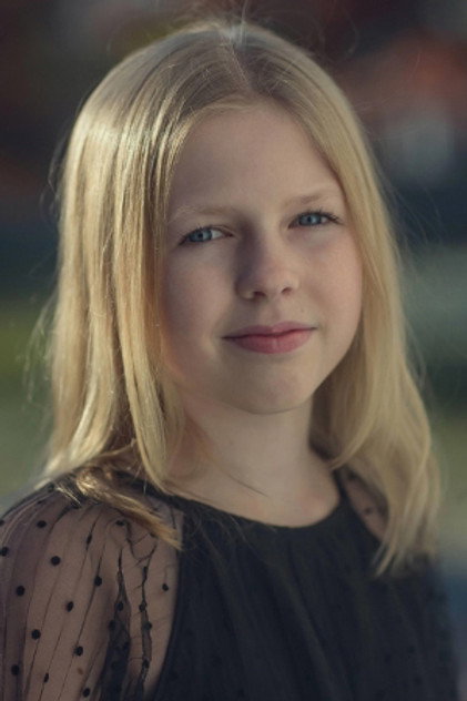 Nève Leblanc como Samantha