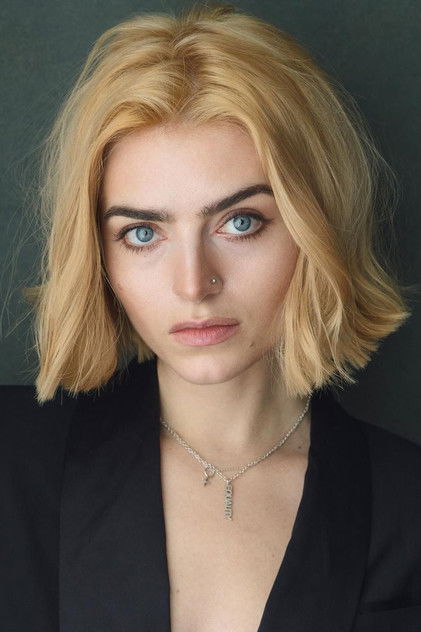 Tara Lee como Erica