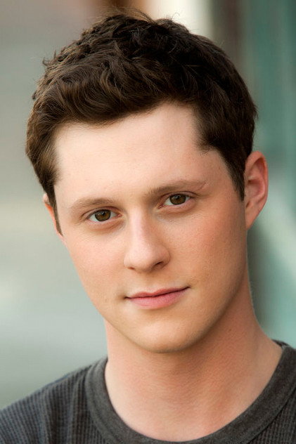 Noah Reid como JJ