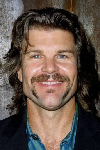Blake Gibbons como Suit