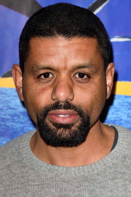 Youssef Hajdi como Victor Barelli