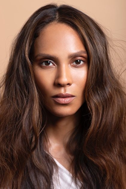 Lesley-Ann Brandt 역 Liza (voice)