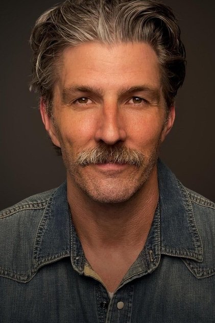 Tyler Jon Olson como Dillon