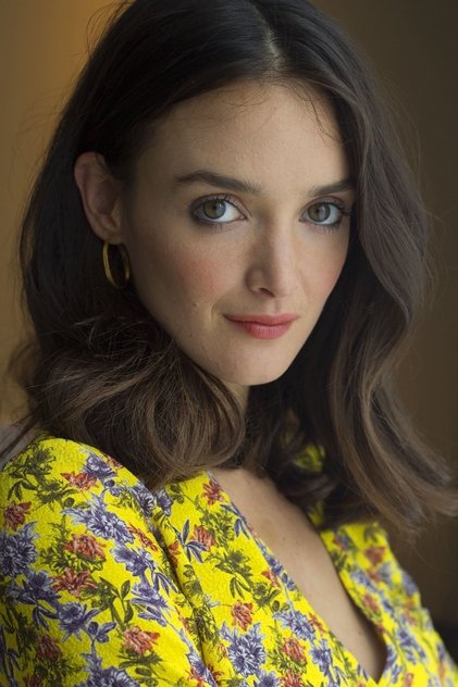 Charlotte Le Bon como Ann
