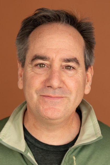Andrew Friedman como Warden