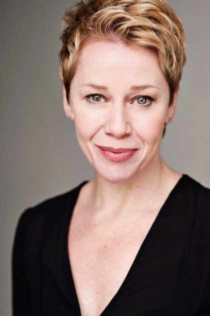 Linzi Hateley como Joan Greenson