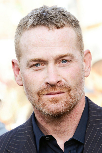 Max Martini como The Voice, JR's father