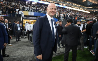 Infantino manda críticos da Copa “meditar e rezar” e não responde a nada