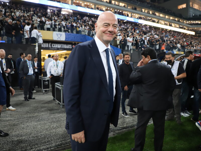 Infantino diz aos críticos do Mundial para “meditarem e rezarem” — e não responde a nada
