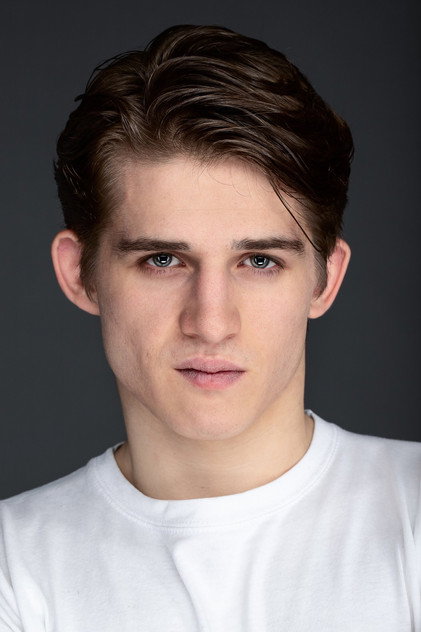 Giulio Brizzi como Giulio Asper