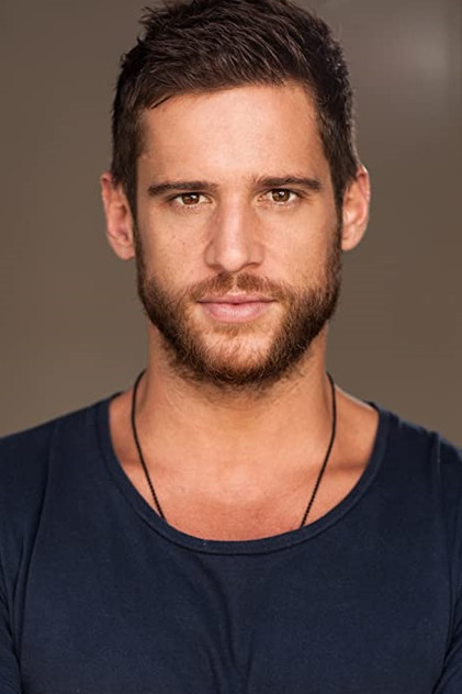 Dan Ewing como Cap