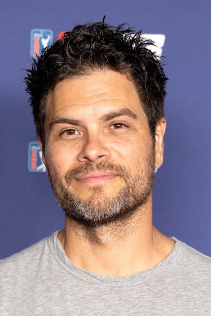 Erik Valdez as Carlos, Señor