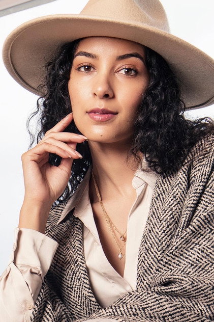 Mekaila Mathys como Tahira Kahn