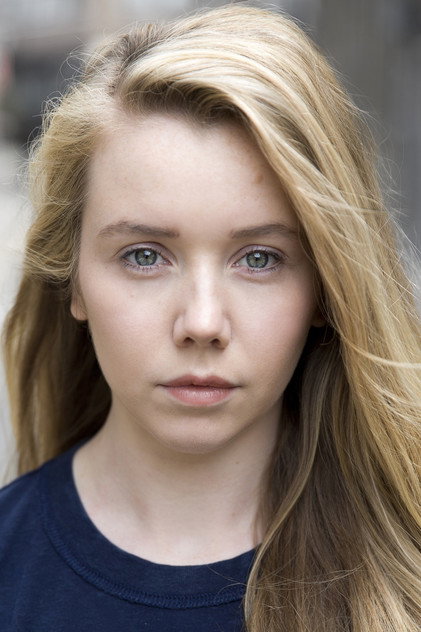 Lauren Lyle como June McCusker