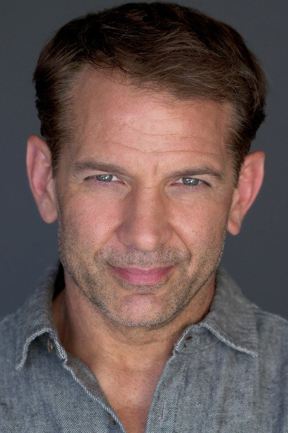 Chris Devlin como Priest