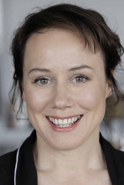 Eva Löbau as Desirée