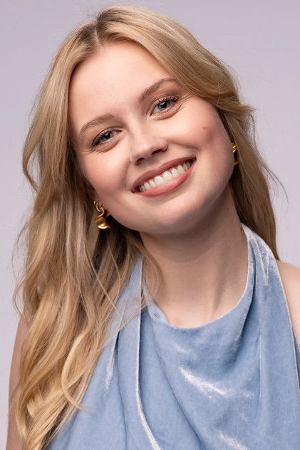 Angourie Rice as Young Stephanie Conway