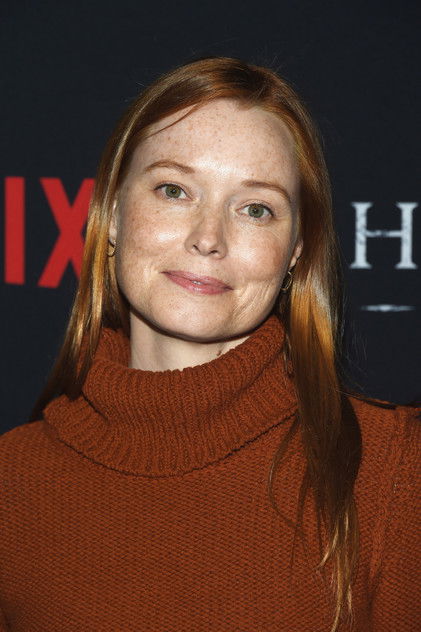 Samantha Sloyan som Bev Keane