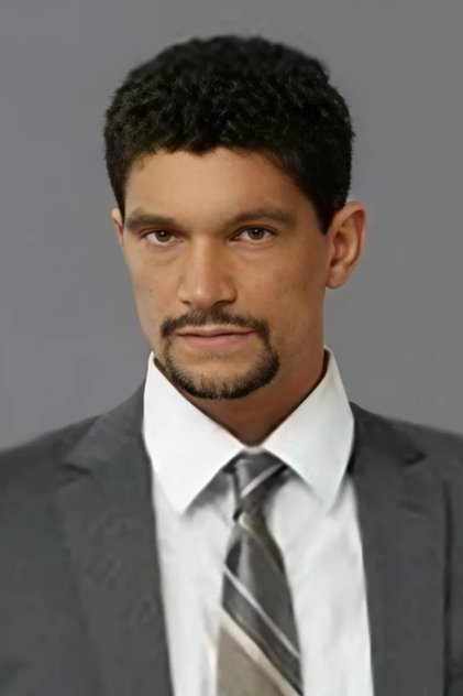 Mido Hamada como King Darius