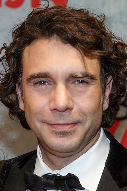Roeland Fernhout como Vader Goslar