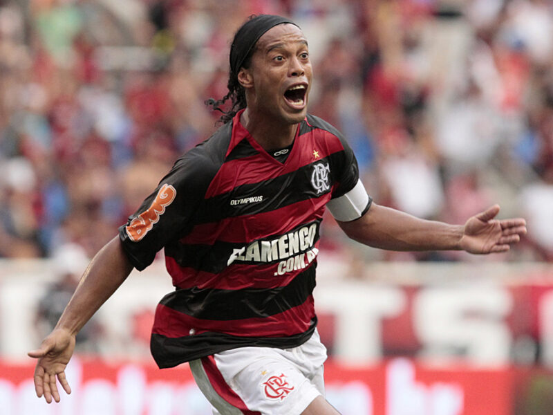 Ronaldinho: da ovação no Bernabéu ao regresso ao futebol aos 46 anos