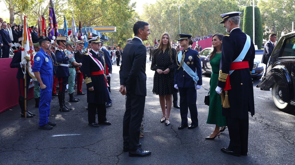 El vestido de Mango de Sofía comunicó más que su primer discurso. Era el plan