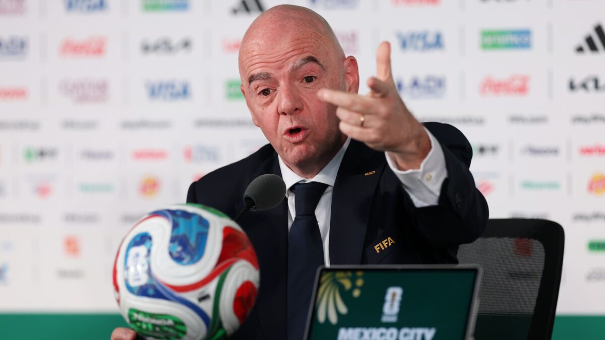 Infantino manda a los críticos del Mundial a “meditar y rezar” y no contesta ni una pregunta