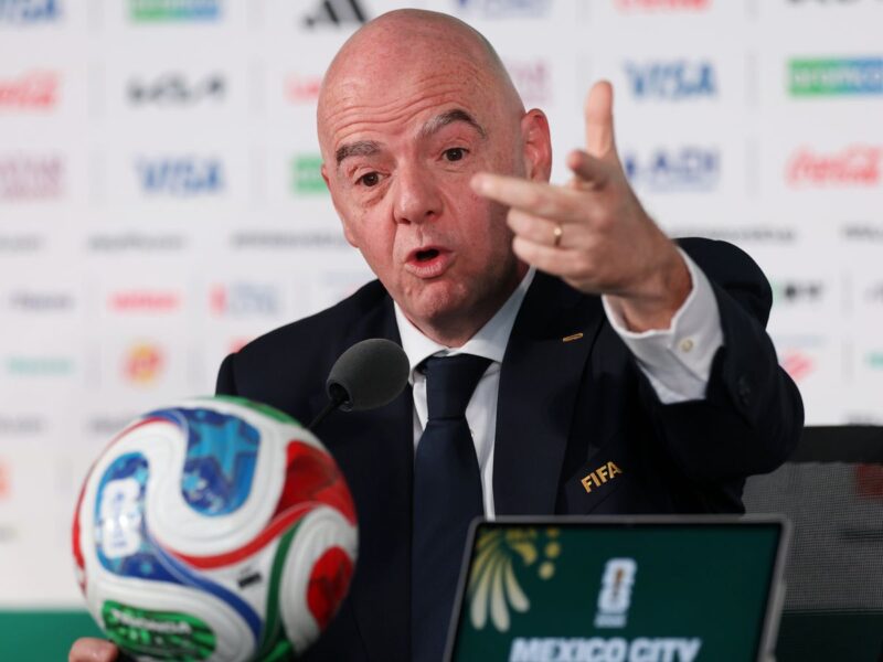 Infantino manda críticos da Copa “meditar e rezar” e não responde a nada