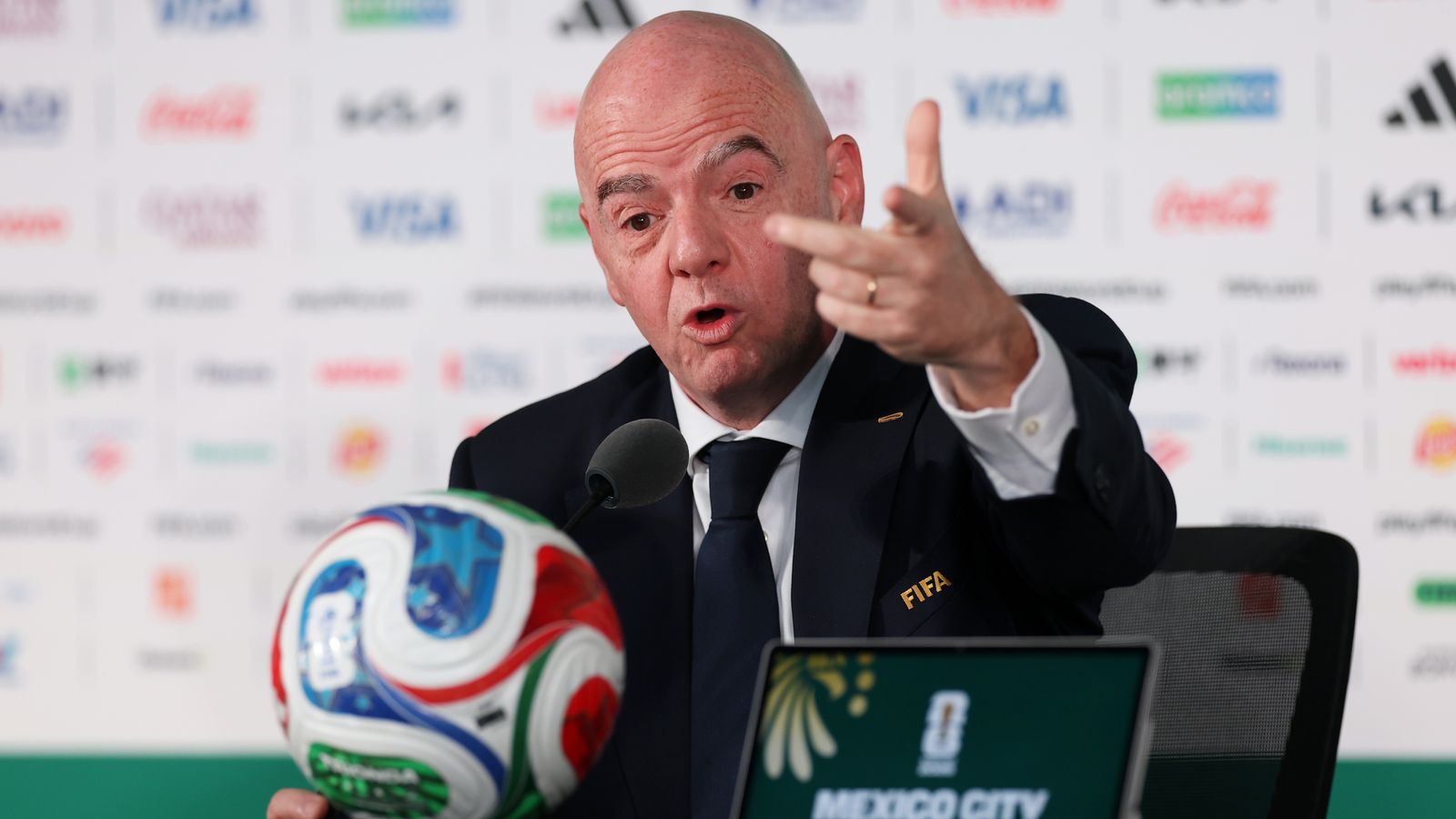 Infantino manda a los críticos del Mundial a “meditar y rezar”, pero no responde a nada