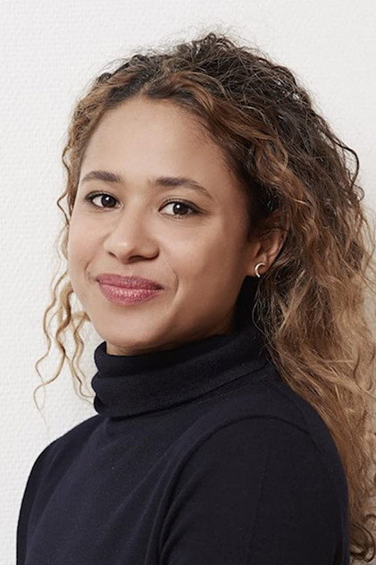 Olivia Joof Lewerissa como Simone