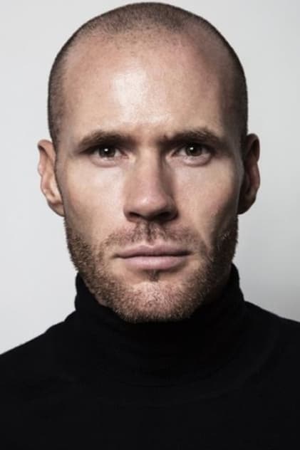 Oliver Trevena como Jimmy