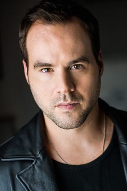 Lee Tichon como Kevin