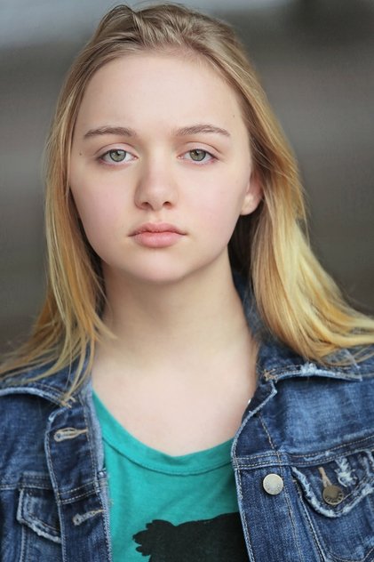 Maddie Nichols como Emma