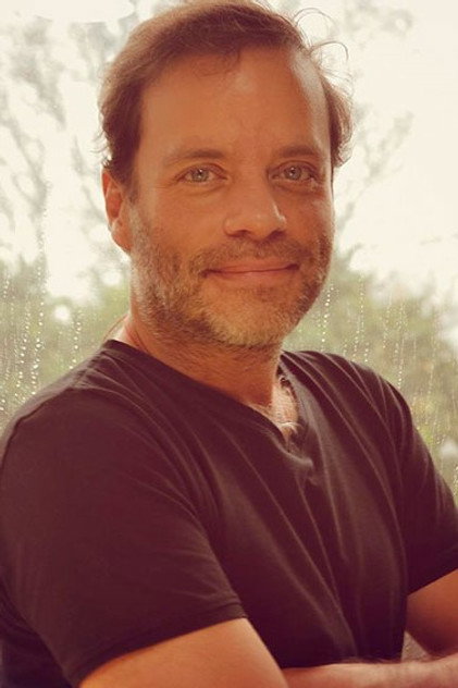 Carlos Mariño as Dario