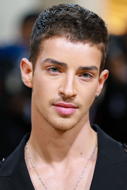 Manu Ríos as Singer