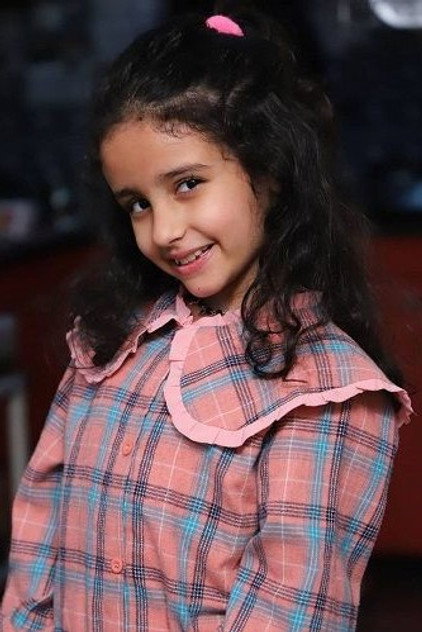 Inayat Verma como Mini