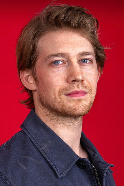 Joe Alwyn como Lawrence Stirling