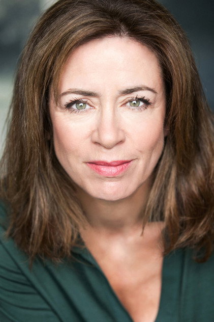 Shelagh McLeod como Gloria Romanoff