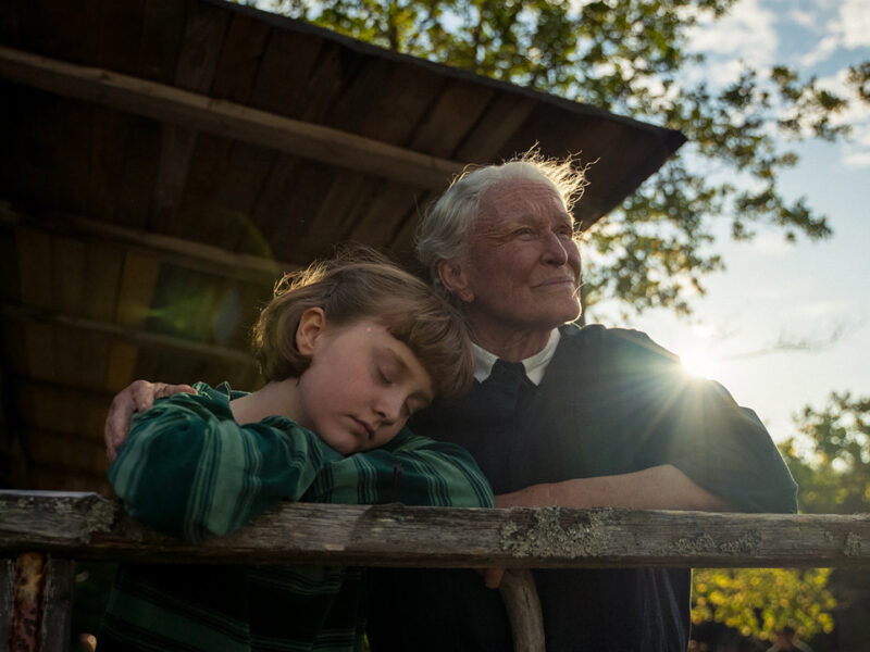 Glenn Close carga Memorias de un verano, el duelo en una isla de Charlie McDowell