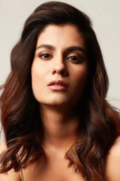 Shreya Dhanwanthary como Julia