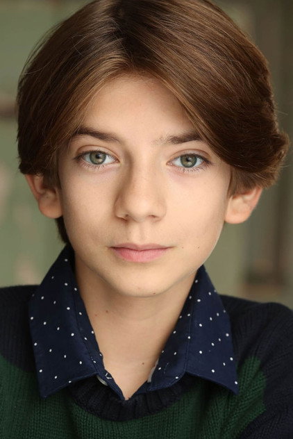 Santino Barnard como Evan Olsen