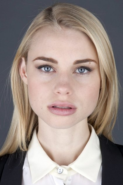 Lucy Fry como Zoe