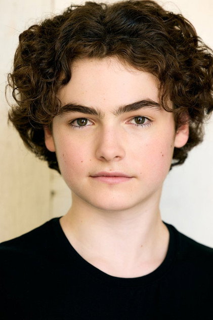 Christopher Convery como Ezra
