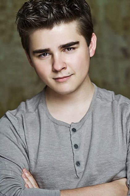 Dylan Everett como Sam