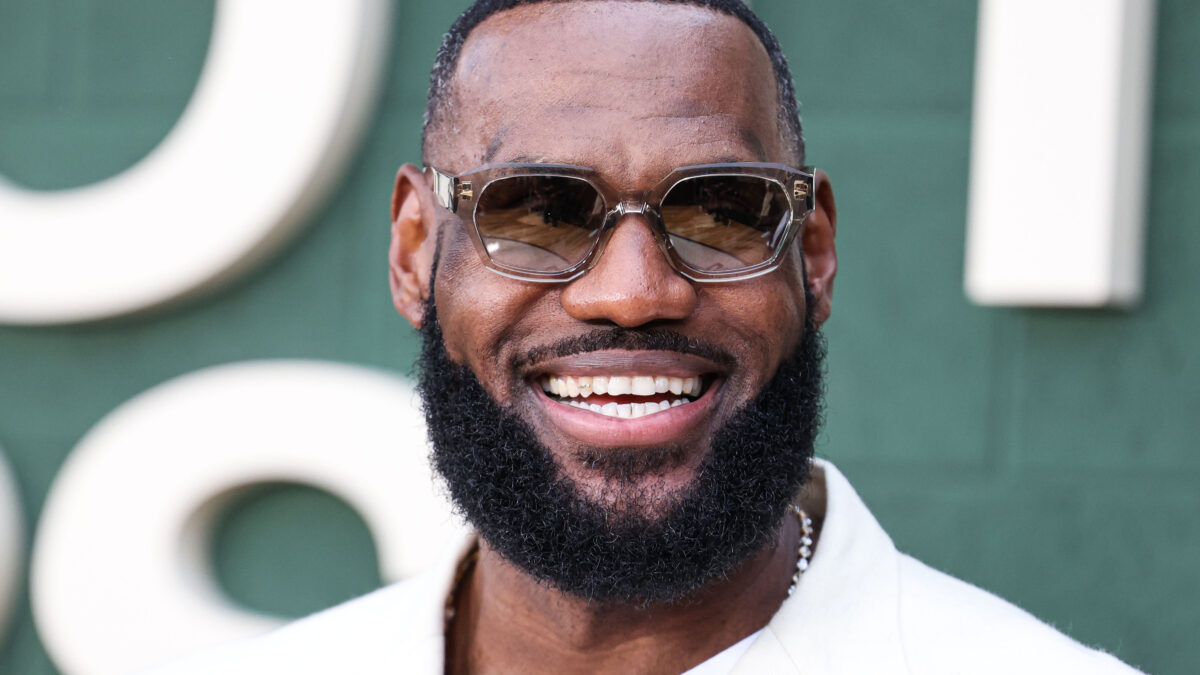 LeBron James acerta com os 76ers e abre mão da bola por mais um anel