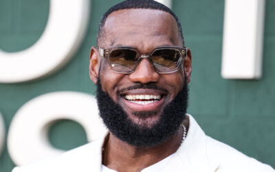 LeBron James acerta com os 76ers e abre mão da bola por mais um anel