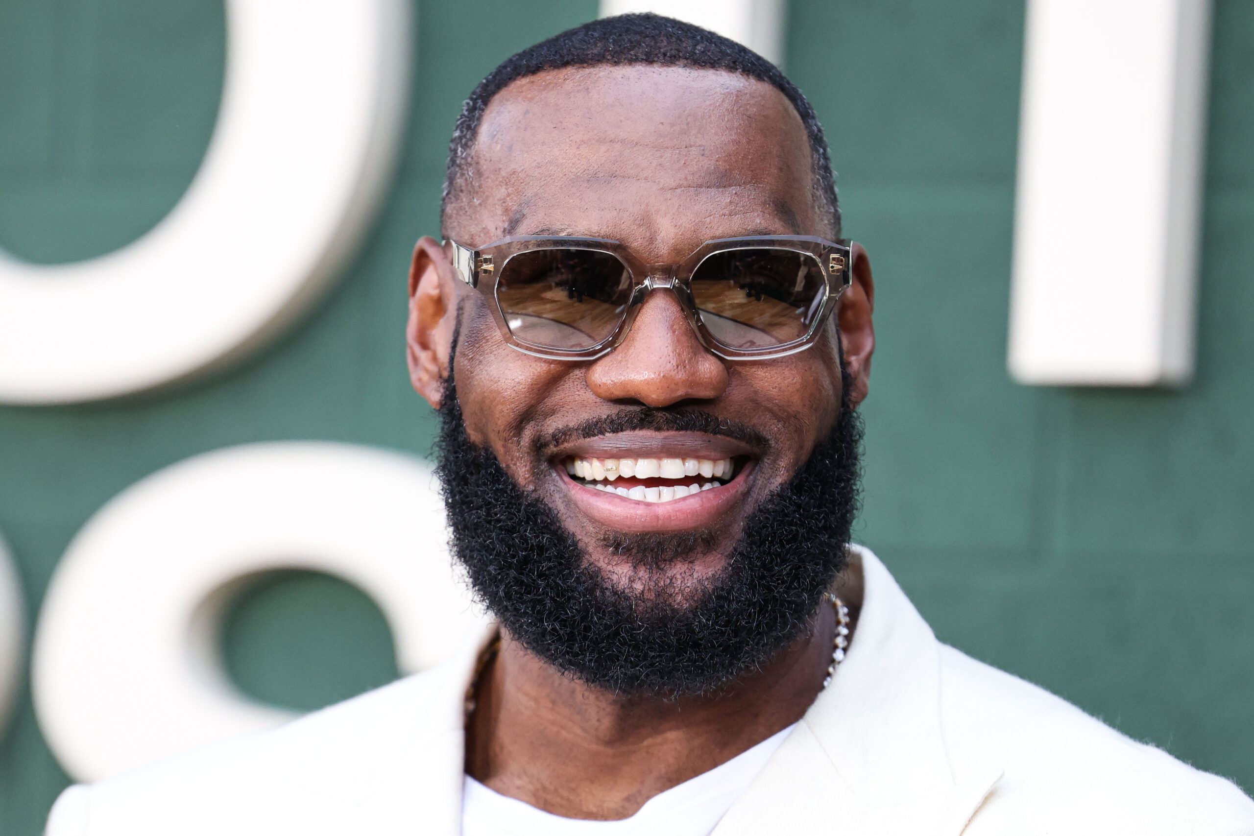 르브론 제임스, 76ers 합류…또 하나의 우승 반지 위해 공을 내려놓다